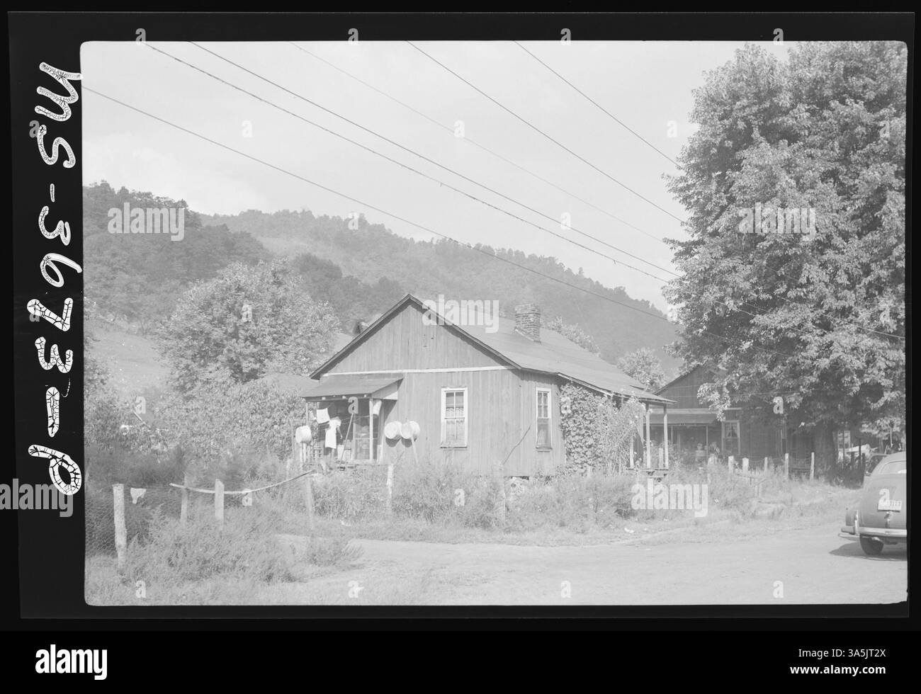 Une vue de la maison no 11 à Coxton Camp, arpentée par la mine Crown de Blue Diamond Coal Company à Chevrolet, dans le comté de Harlan, Kentucky, illustrant les conditions de logement des mineurs. Banque D'Images