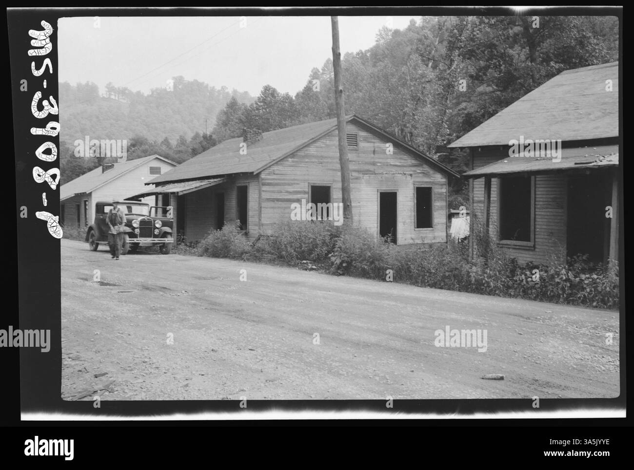 Une maison abandonnée près de Premium Coals Inc Premium Mines dans le comté de Letcher, Kentucky, est réutilisé par les mineurs comme une écurie et un poulailler en raison de son état négligé. La société prévoit de le réparer. Banque D'Images