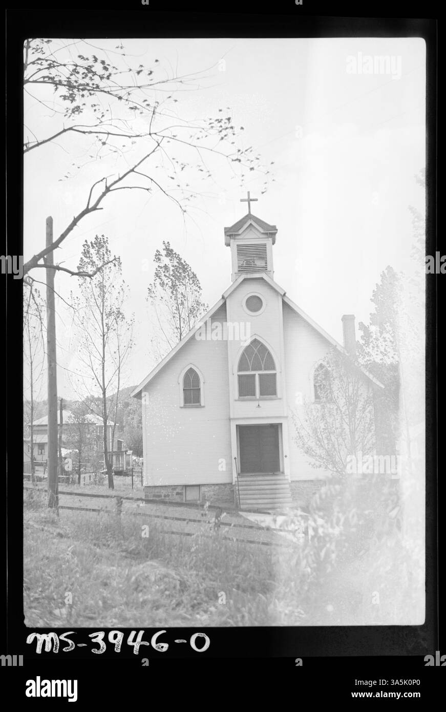 L'église catholique de Jenners, comté de Somerset, Pennsylvanie, comme on le voit dans cette image historique. La photo reflète l'importance architecturale et communautaire des structures religieuses dans les petites villes américaines. Banque D'Images