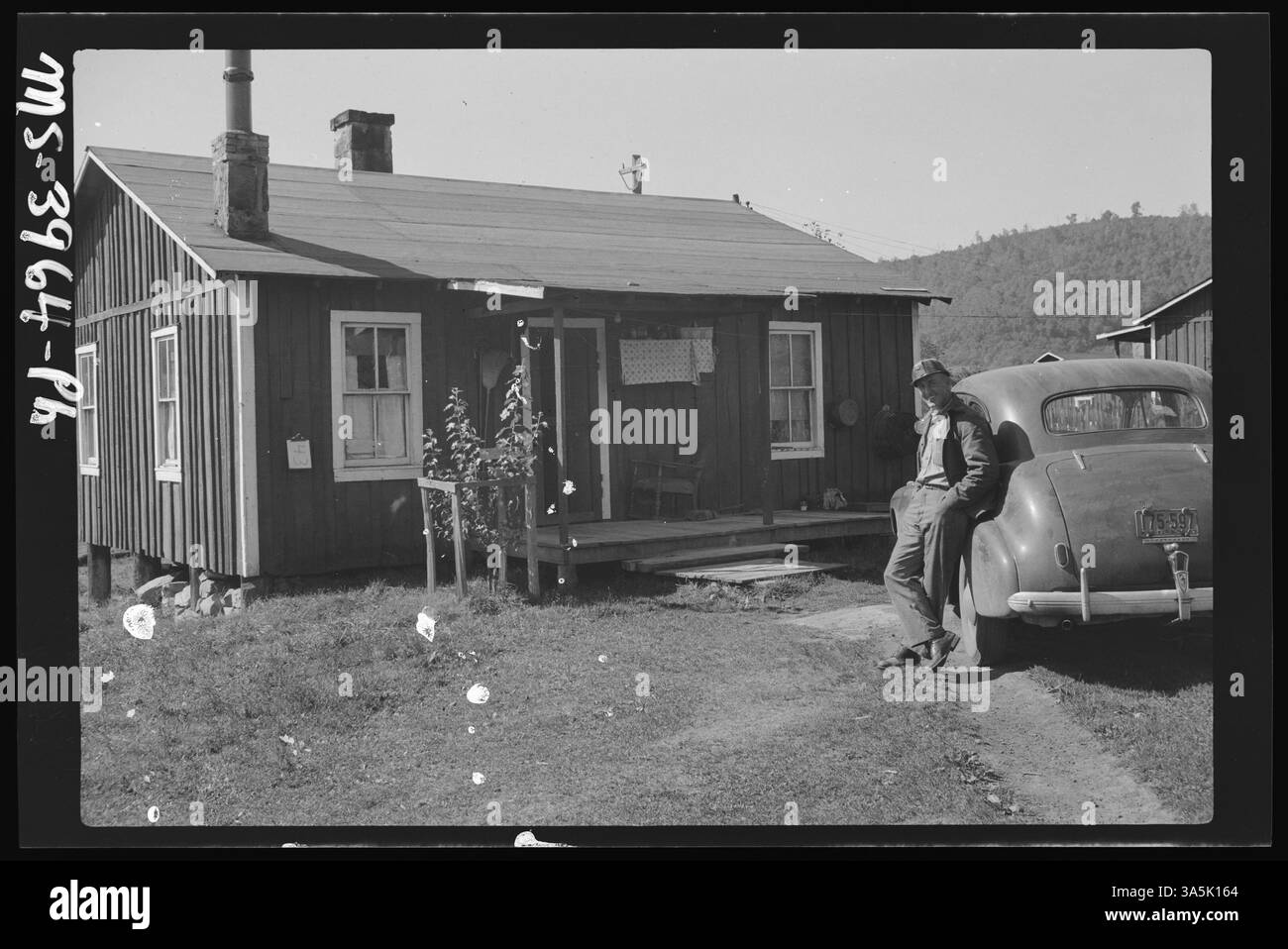 Une maison appartenant à la société (#16) à la mine Crichton #1 de Johnstown Coal & Coke Company dans le comté de Greenbrier, Virginie-occidentale, reflétant la vie résidentielle des mineurs de charbon dans les années 1940 Banque D'Images