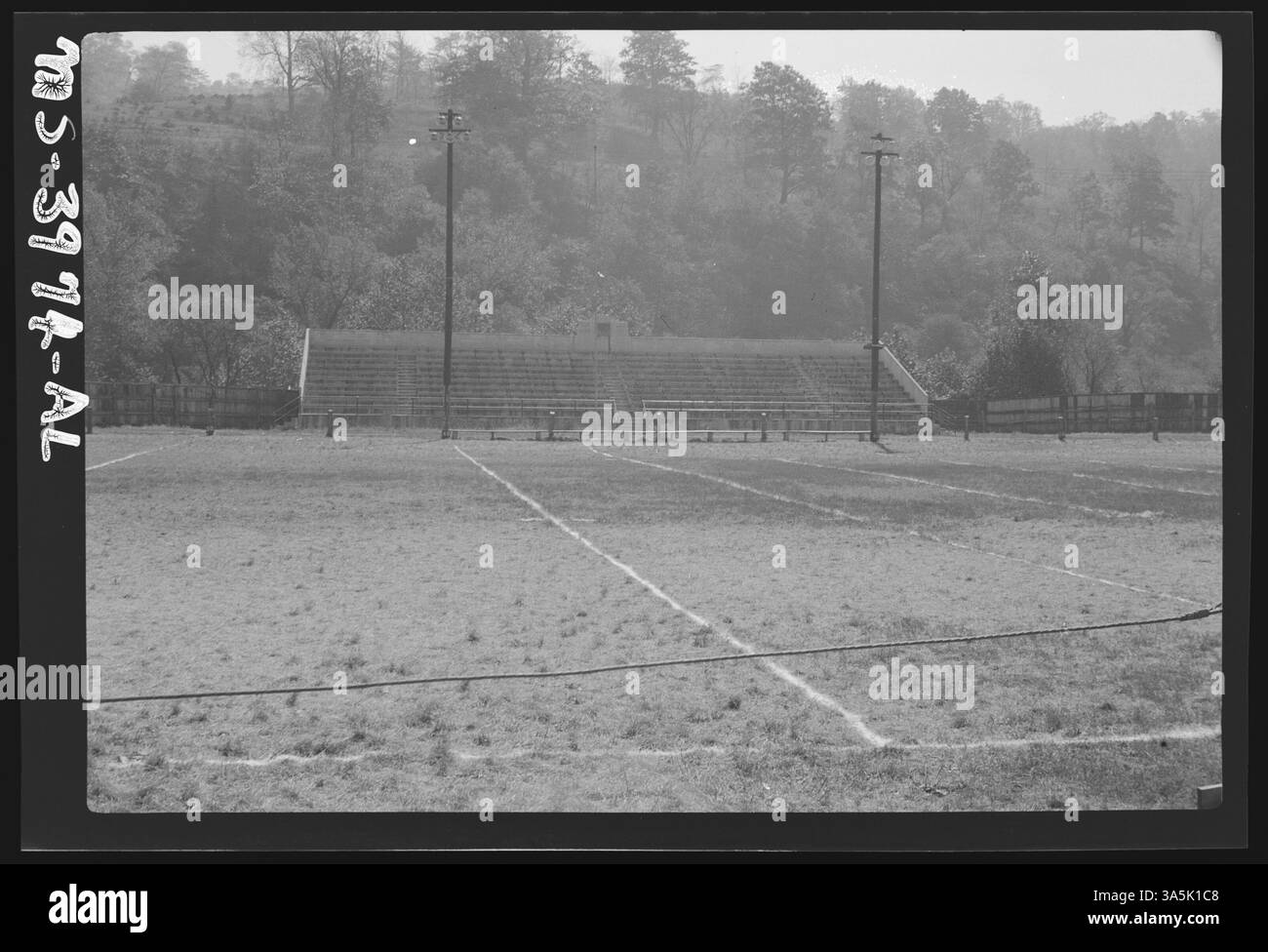 Une longue vue de Dillonvale dans le comté de Jefferson, Ohio, avec une tribune. Cette image capture la disposition et l'atmosphère de la ville, offrant un aperçu de ses espaces publics au cours de l'époque. Banque D'Images