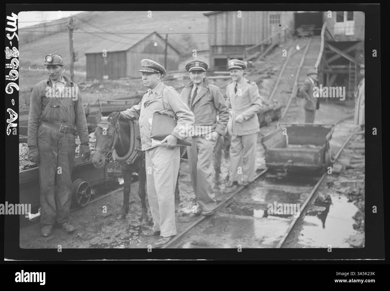 Des poneys sont montrés tirant du charbon à travers les mines de S.C. Streams Black Diamond mine à Creekside, dans le comté d'Indiana, en Pennsylvanie. Cette pratique était courante à la fin du XIXe siècle et au début du XXe siècle pour le transport du charbon dans les mines souterraines. Banque D'Images