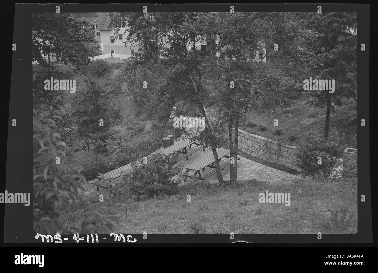 À Hazard, dans le comté de Perry, au Kentucky, un terrain de jeu commémoratif a été offert par Mr. Davis pour honorer ses deux fils perdus dans la guerre. L'établissement comprend des aires de pique-nique, des jardins fleuris et une piscine. Banque D'Images