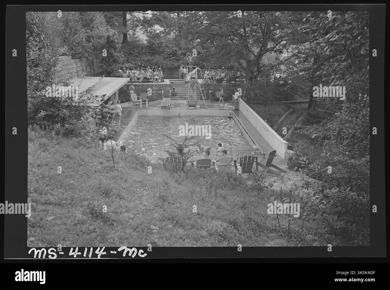Une vue sur la piscine de Hazard, comté de Perry, Kentucky, avec un espace réservé aux spectateurs, reflétant les installations récréatives locales dans la région. Banque D'Images