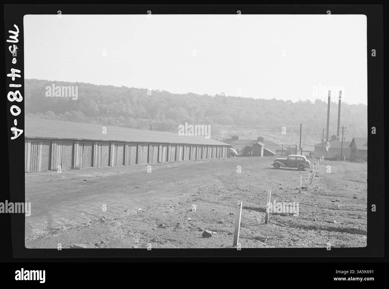 Le garage pour les voitures des mineurs de la mine Revloc #1 de Monroe Coal Mining Company à Revloc, comté de Cambria, Pennsylvanie, qui fournit un entreposage pour les véhicules utilisés par les travailleurs miniers. Banque D'Images
