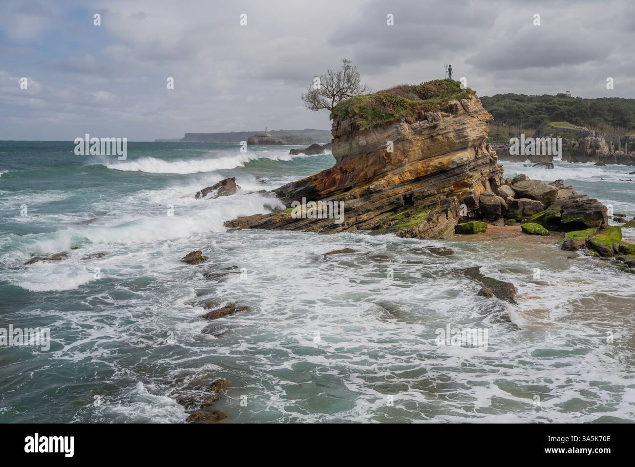 Vagues pendant une grosse tempête sur la plage de Los Peligros. Santander, Cantabrie, Espagne, Santander, Espagne Banque D'Images