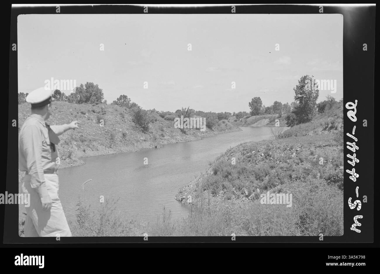 Cette image montre un étang de pêche dans la zone minière de bande de la mine Truax Traer, DuQuoin, comté de Perry, Illinois, soulignant l'impact environnemental de l'exploitation minière sur les paysages locaux. Banque D'Images