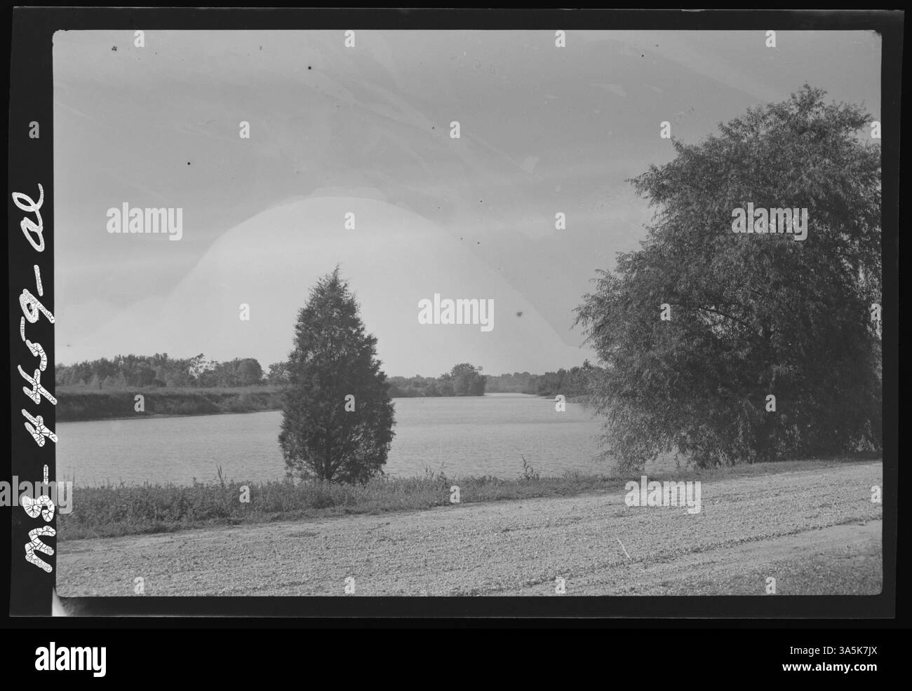 Un lac artificiel s'est formé dans une zone dépouillée près de Harrisburg, comté de Saline, Illinois, montrant la remise en état des terres après l'exploitation minière. Banque D'Images