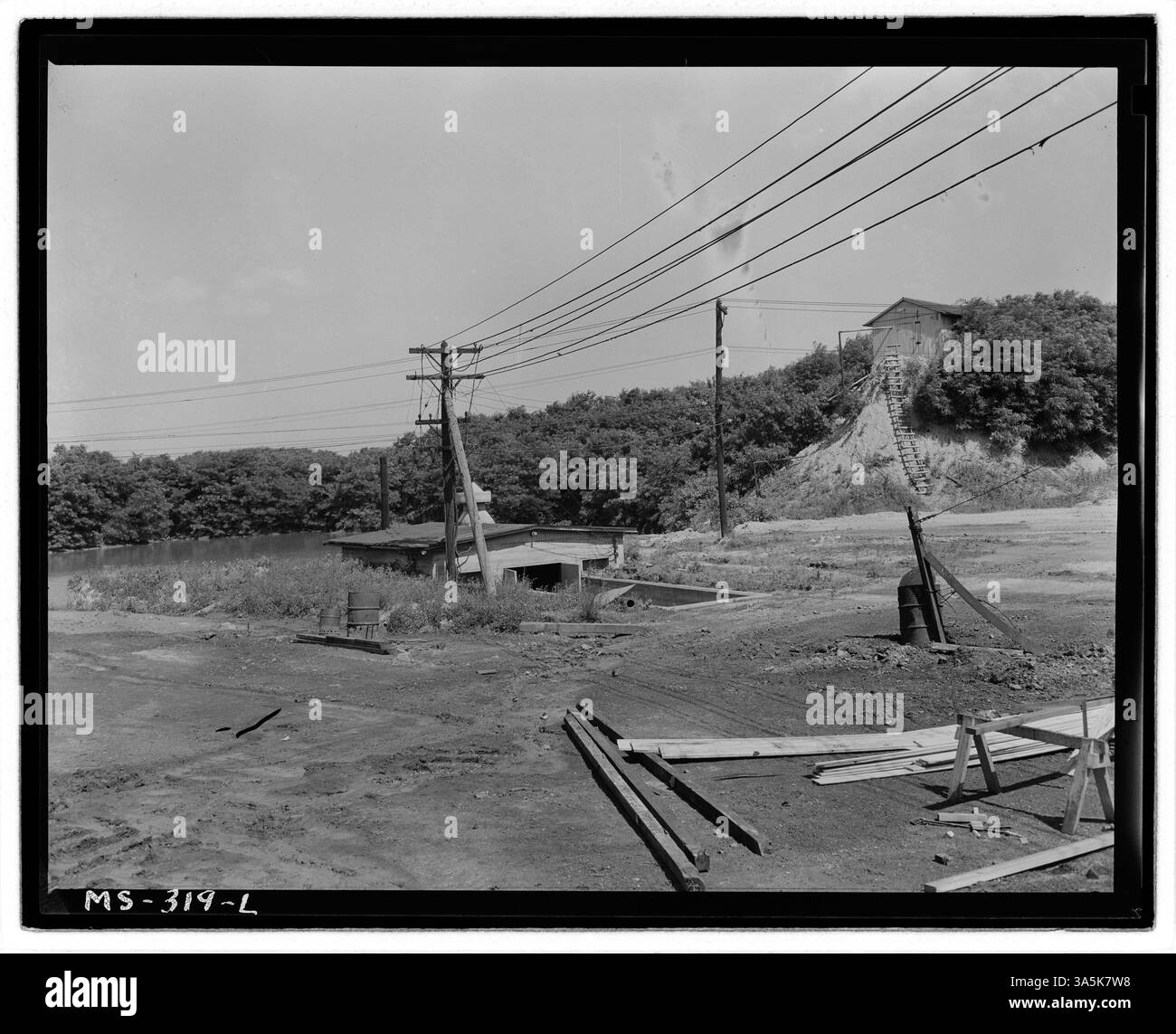 Cette image représente le système d’approvisionnement en eau de la mine Victory de la Pyramid Coal Company à Terre haute, Indiana. Il montre l'eau qui s'écoule dans un réservoir, une station de pompage et une maison de stockage d'eau, essentiels pour les opérations minières. Banque D'Images