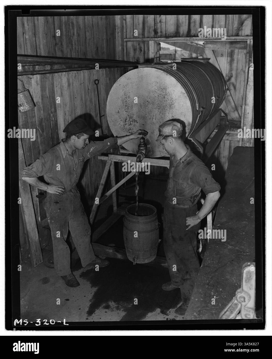 À la mine Victory de Pyramid Coal Company à Terre haute, Indiana, l'eau potable est transportée par camion, stockée dans des réservoirs et accessible via une plate-forme à l'intérieur du bâtiment. Banque D'Images