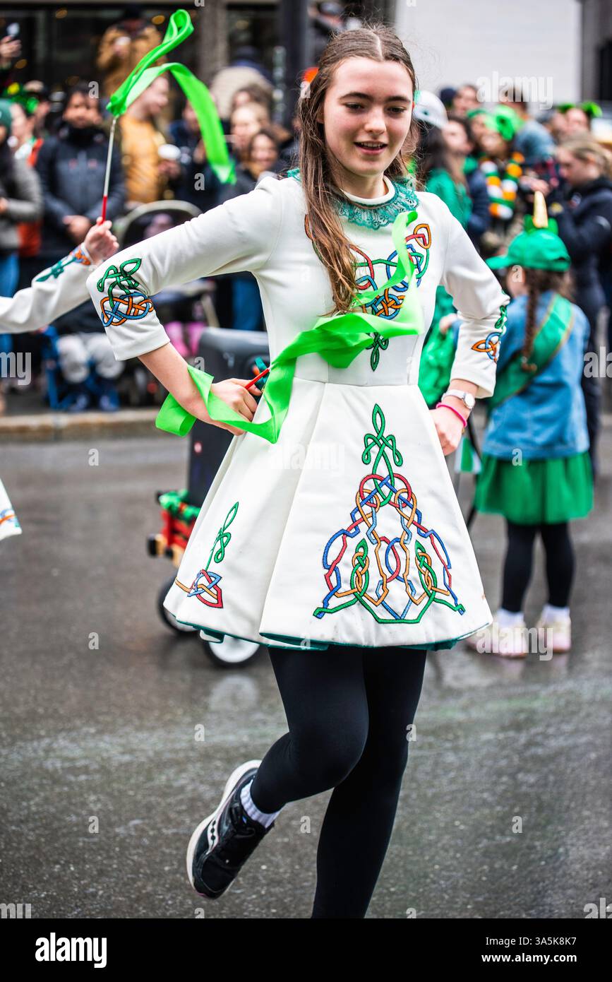 Montréal, Canada - 16 mars 2025： les gens célèbrent le défilé de la Saint Patrick au centre-ville de Montréal Banque D'Images