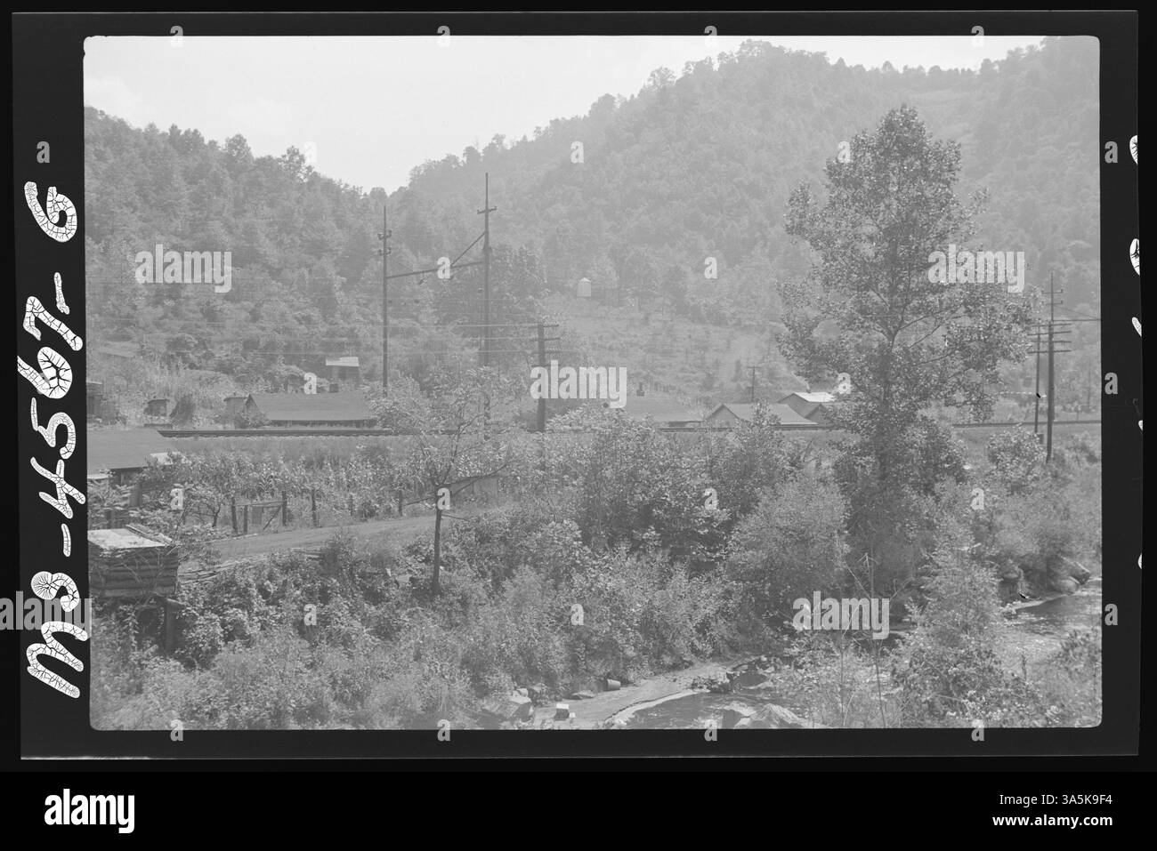 Cette photographie de 1946 montre des réservoirs de stockage d’eau typiques à flanc de montagne près des mines #9 & 11 de la division du charbon de Koppers à Helen, comté de Raleigh, Virginie-occidentale. Les logements d'entreprise pour mineurs sont également visibles sur l'image. Banque D'Images