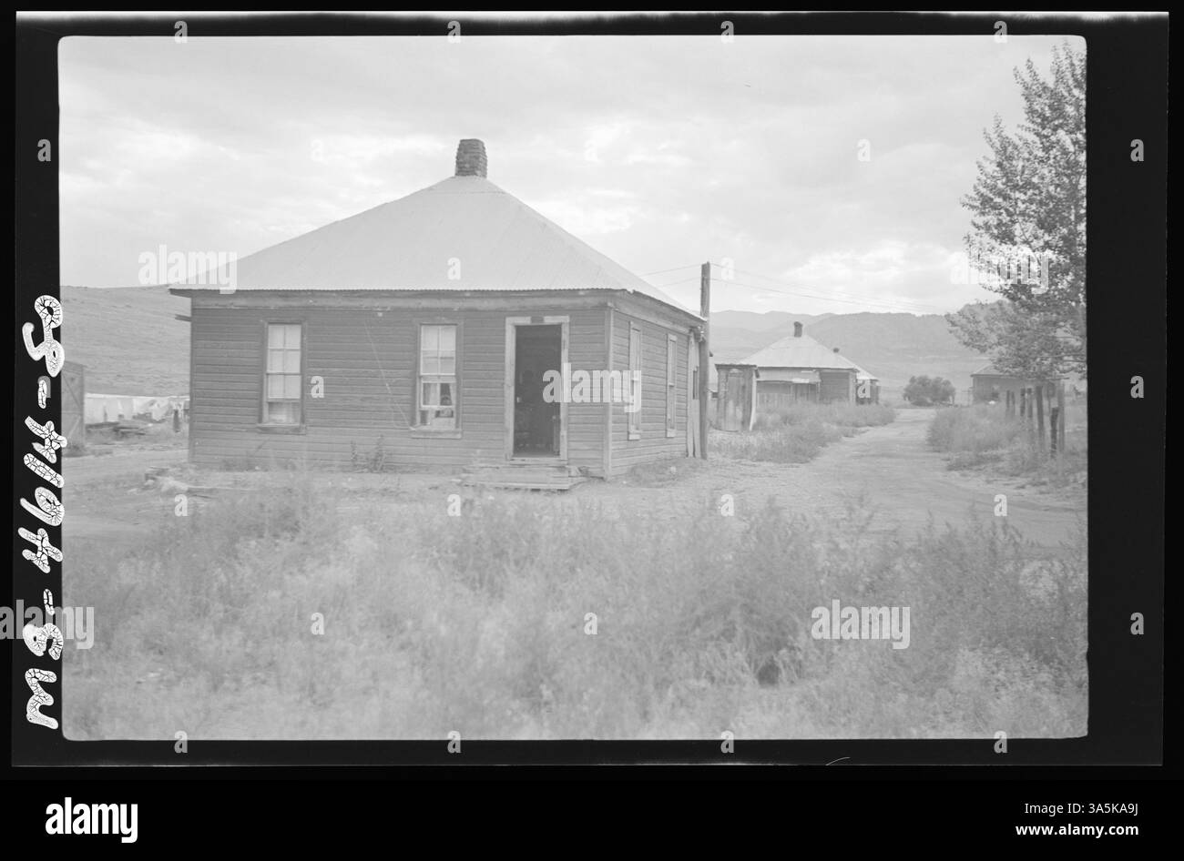 Cette photographie montre une maison appartenant à la société dans la mine de lignite de Leyden à Leyden, comté de Jefferson, Colorado, mettant en évidence les logements fournis aux travailleurs dans les villes minières. Banque D'Images