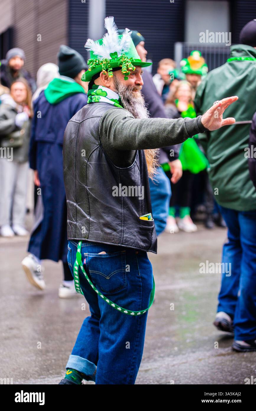 Montréal, Canada - 16 mars 2025： les gens célèbrent le défilé de la Saint Patrick au centre-ville de Montréal Banque D'Images