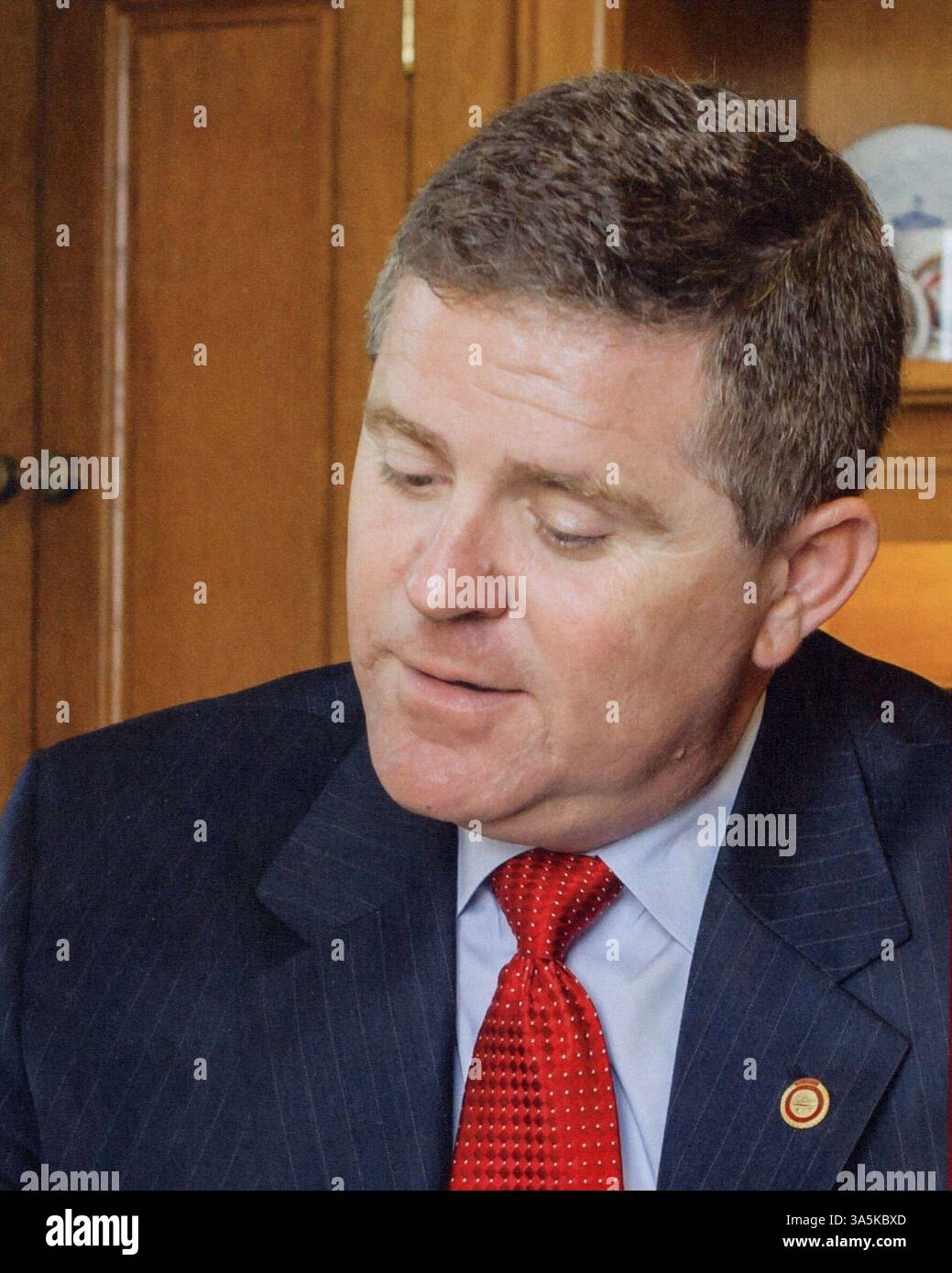 Ce dépliant donne un aperçu du travail de Jim Hughes au Sénat de l'Ohio pendant la 130e Assemblée générale (2013-2014). Il comprend un guide pour les citoyens de l'Ohio sur la façon de participer au processus législatif de l'État. Banque D'Images