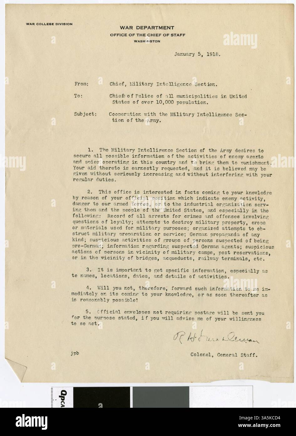 Des instructions ont été envoyées par le Département de la Guerre au chef de la police dans les municipalités de plus de 10 000 habitants concernant la coopération avec le renseignement militaire. La directive visait à orienter la collaboration entre les forces policières locales et les organismes militaires. Banque D'Images