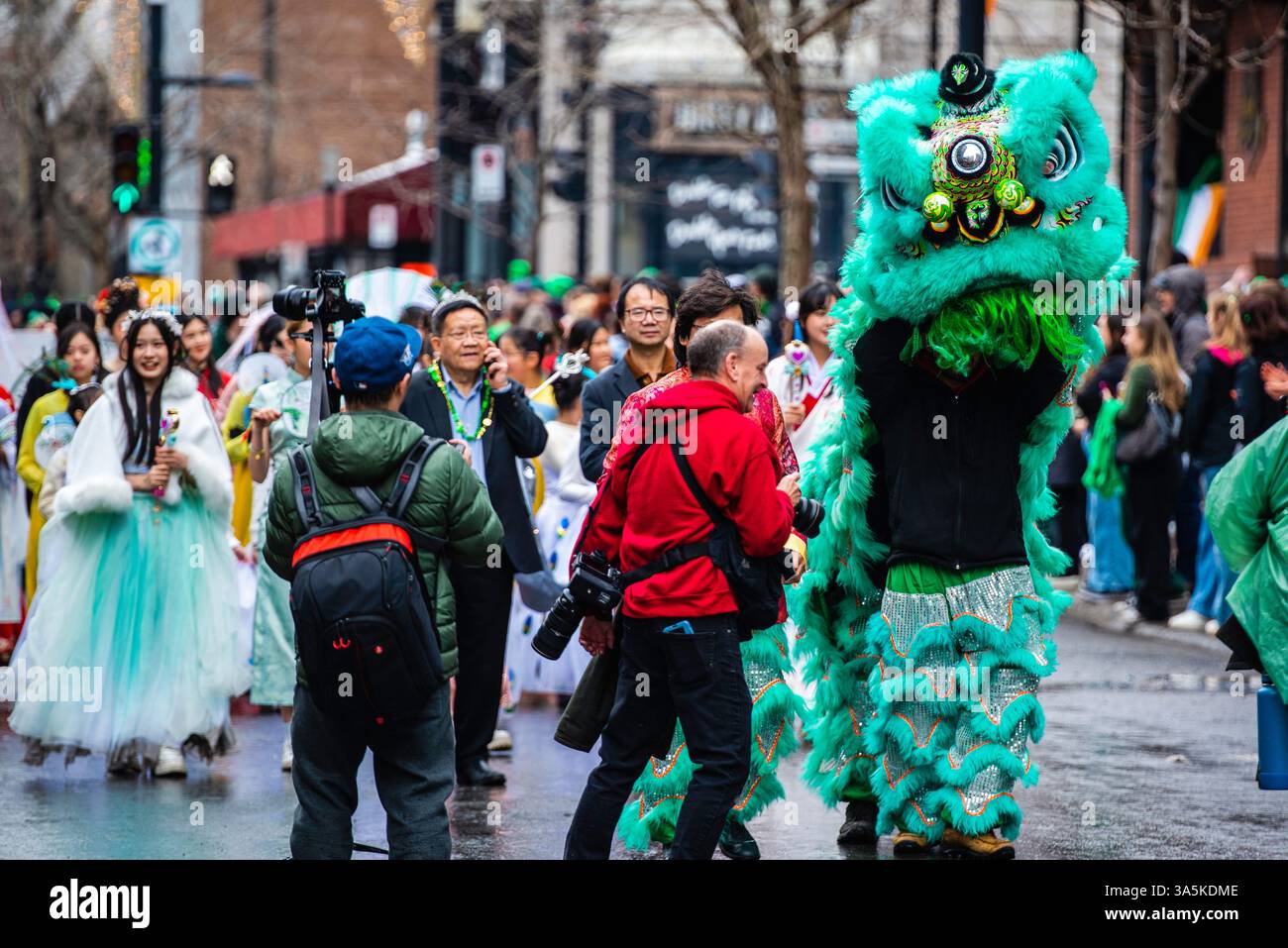 Montréal, Canada - 16 mars 2025： les gens célèbrent le défilé de la Saint Patrick au centre-ville de Montréal Banque D'Images