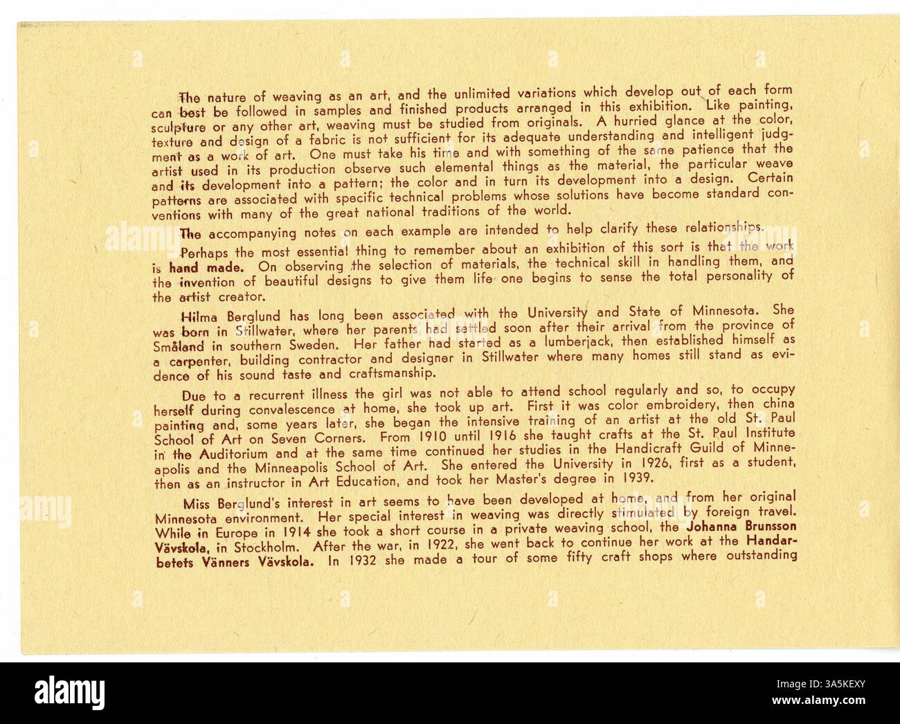 Un catalogue d'exposition détaillant les travaux de tissage de Hilma Berglund, avec un schéma de métier au sol illustré et des descriptions de chaque pièce textile. Il comprend un essai de Laurence Schmeckebier du département des beaux-arts de l'Université du Minnesota Les œuvres montrent un large éventail de techniques de tissage. Banque D'Images