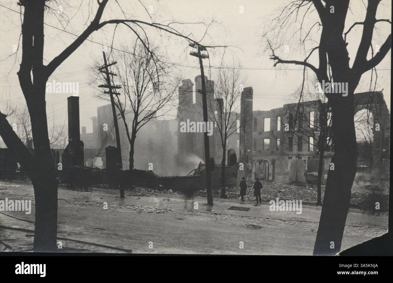 Les suites de l'incendie de 1922 au Mankato Teacher's College, montrant les restes de Old main, un bâtiment important sur le campus de l'Université d'État du Minnesota. Banque D'Images