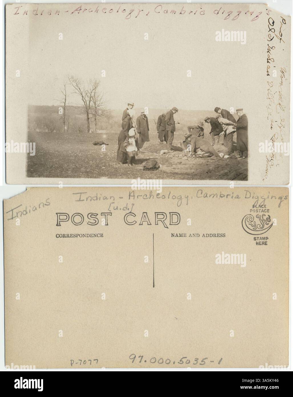 Le professeur Newton Winchell fouille l'ancien village indien de Cambria, Minnesota. Le site, situé à 25 km au nord-ouest de Mankato, a été une découverte archéologique importante au début du XXe siècle. Banque D'Images