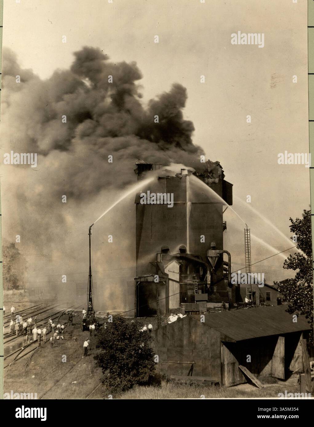 Cette photographie capture les conséquences d'un incendie dévastateur au Crown Elevator dans le nord-est de Minneapolis, qui a causé 250 000 $ de dommages. On pensait que l'incendie était causé par la poussière. Banque D'Images