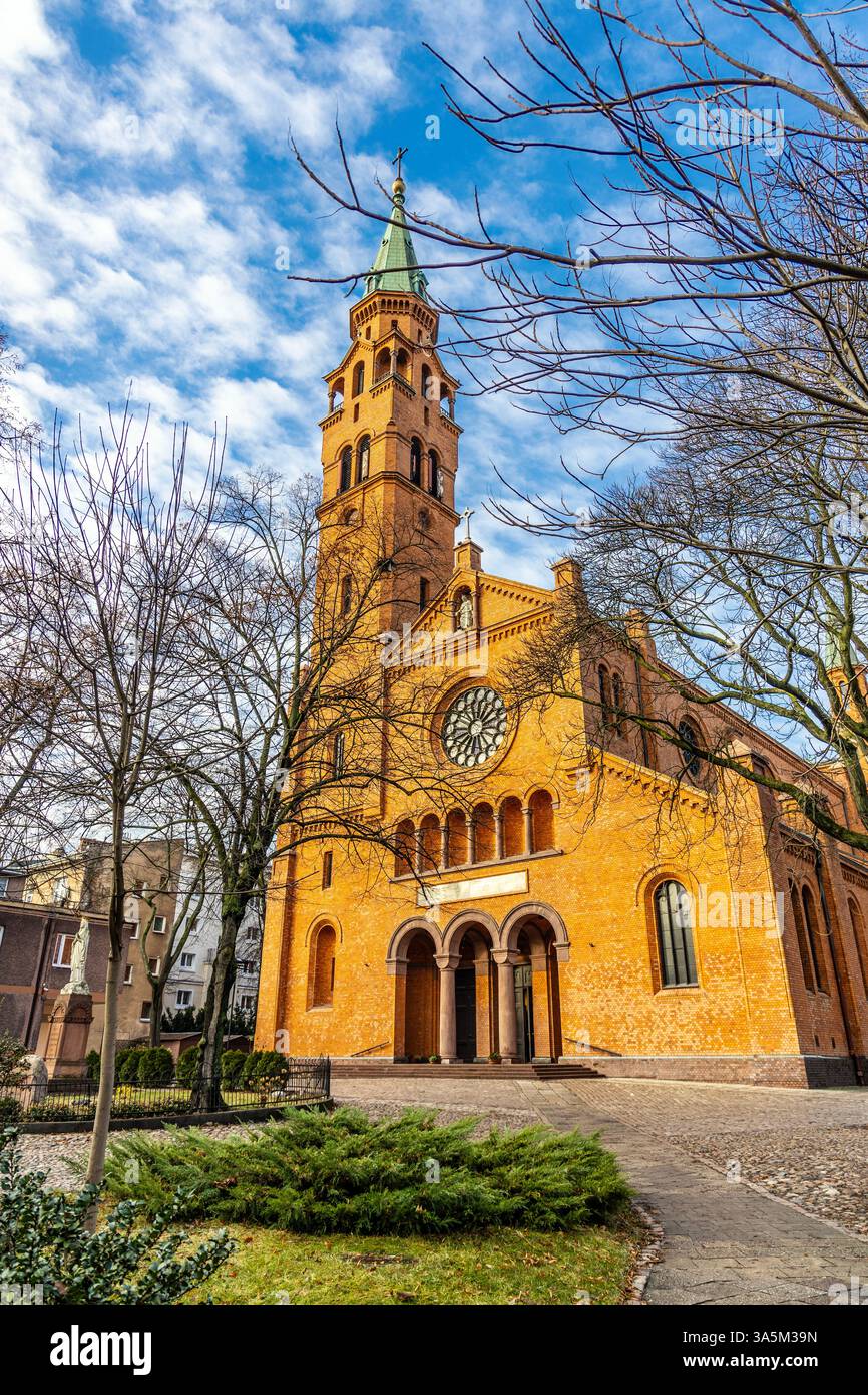 Église Saint Augustin construite à l'origine en 1896 et reconstruite après la guerre dans les années 1950, Nowolipki, Varsovie, Pologne Banque D'Images