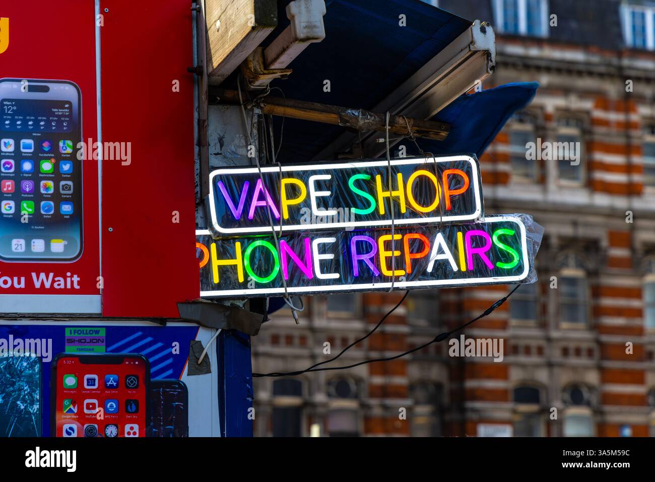 elfbar nachfüll pod läuft aus Vaping cigarette shop hi-res stock photography and images main image 1