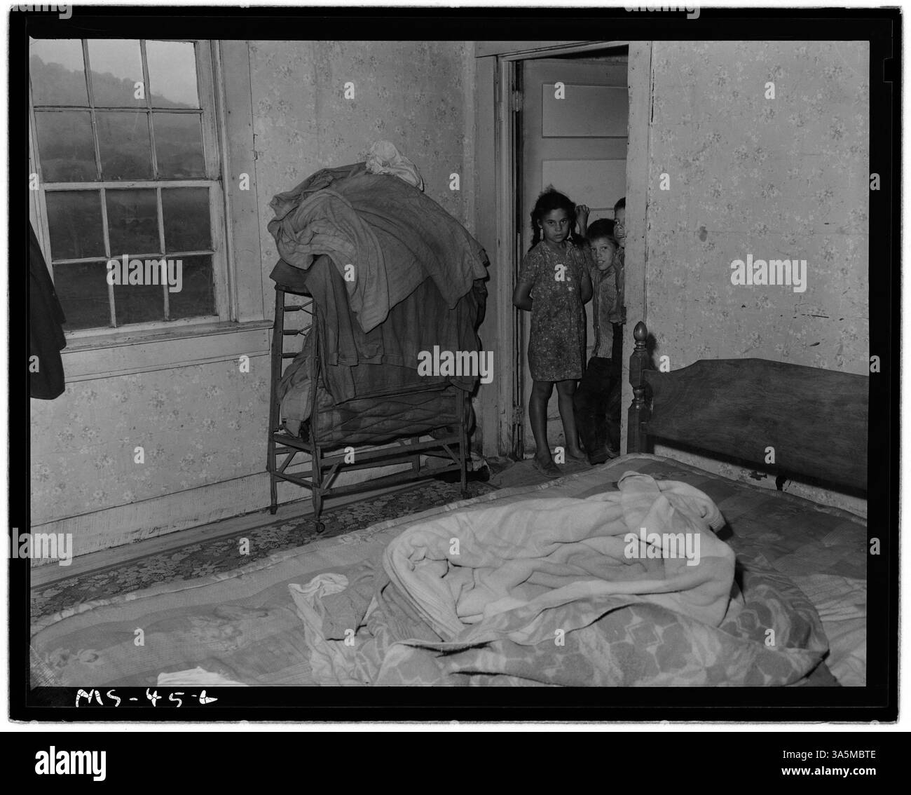 Ray Ruiexline et ses six enfants vivent dans une maison de quatre pièces avec une cuisine et trois chambres dans un projet de logement d'entreprise près de la mine de Christopher Coal Company à Osage, comté de Monongalia, Virginie-occidentale. Banque D'Images