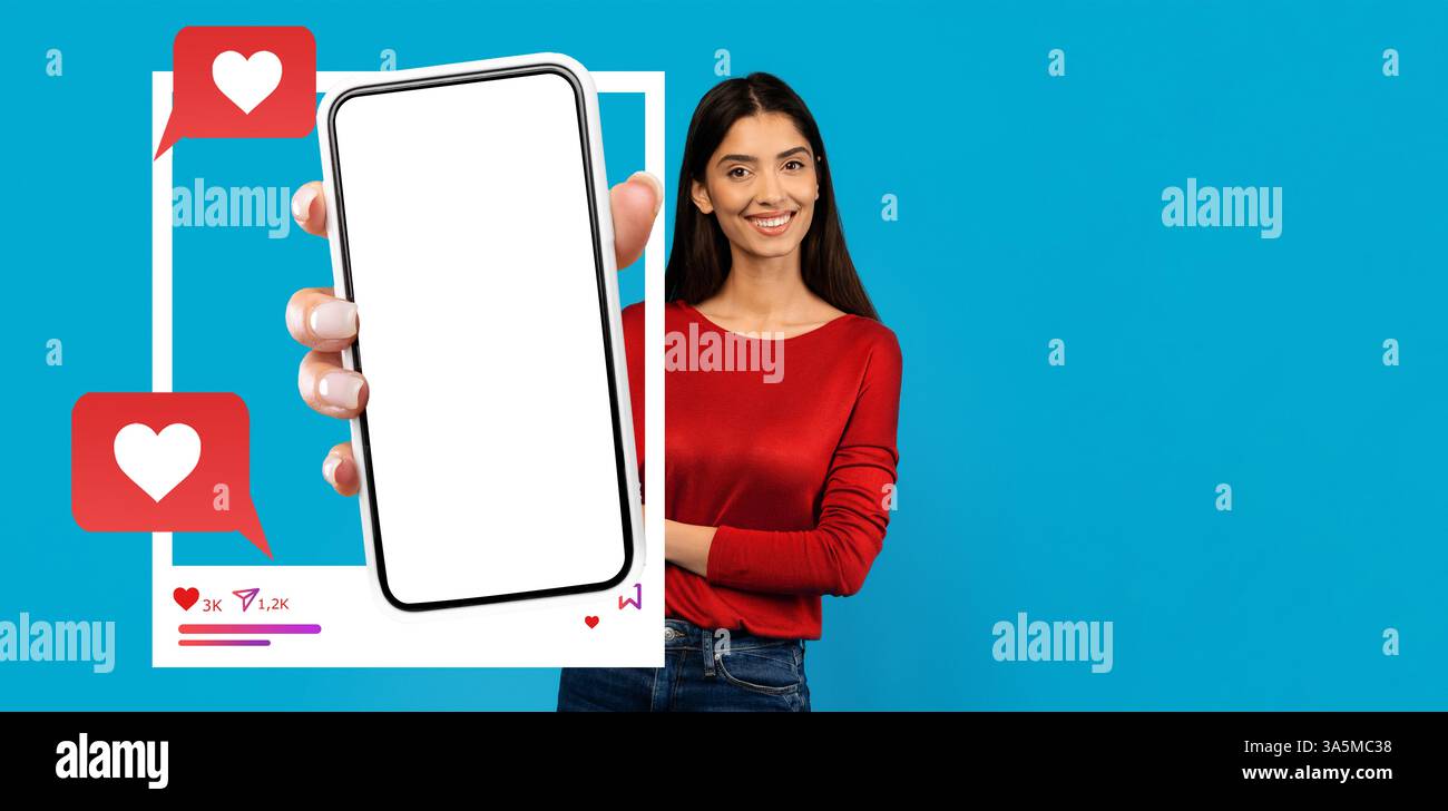 Influenceur engageant présentant un smartphone avec interface de médias sociaux Banque D'Images