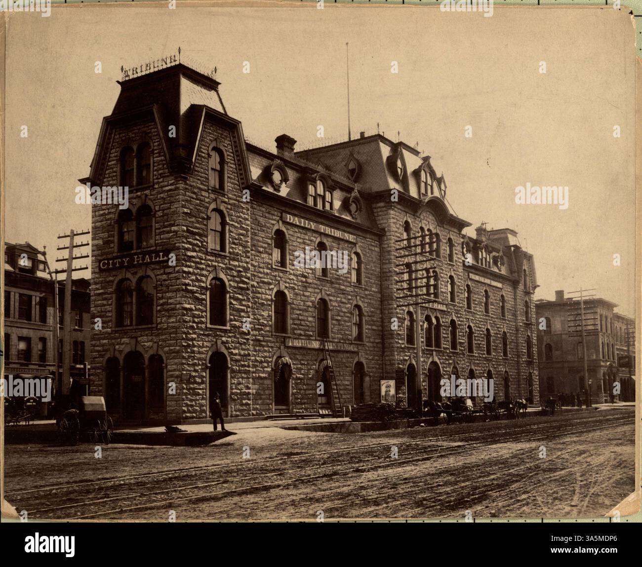 L'ancien hôtel de ville de Minneapolis, construit en 1873 et démoli en 1912, abritait autrefois la presse Minneapolis Tribune de 1873 à 1884. Il était situé à Bridge Square et a servi de point de repère clé dans les débuts de l'histoire de la ville. Banque D'Images