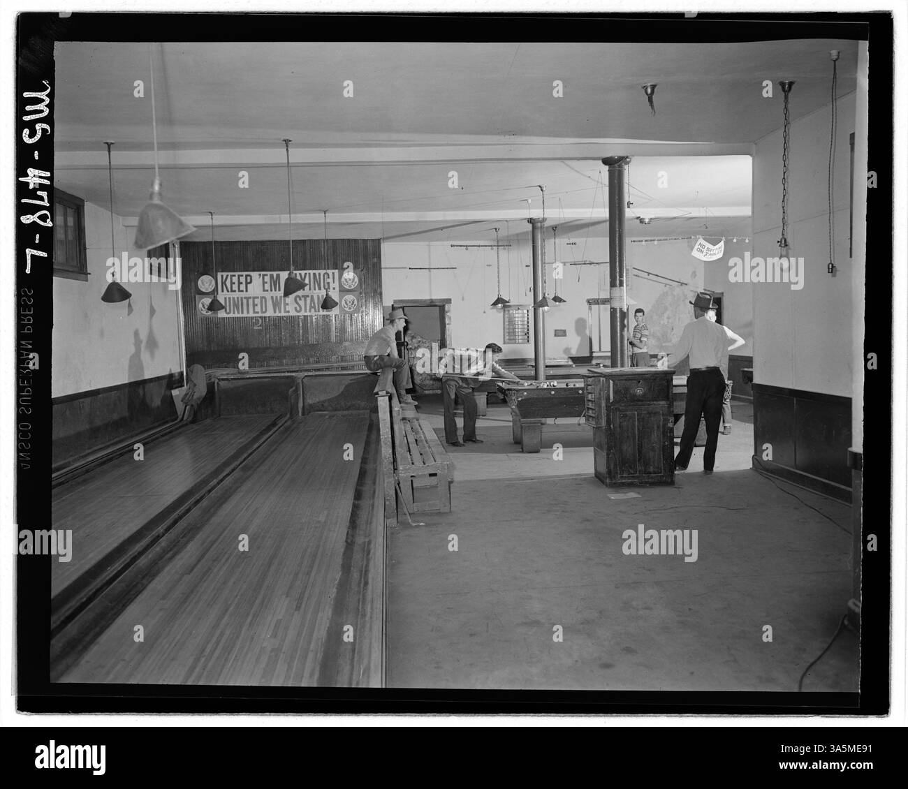 Le bâtiment de loisirs de Hiawatha, Utah, abrite une piste de bowling et une salle de billard, offrant des activités de loisirs à la communauté près de la mine King de la United States Fuel Company. L'image provient des Archives nationales. Banque D'Images