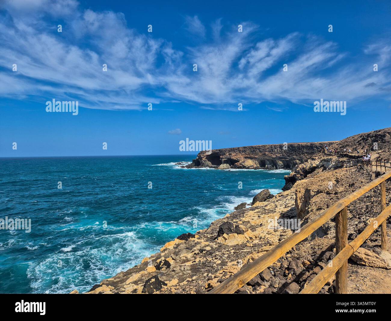 Vue sur l'océan aux grottes d'Ajuy à Fuerteventura par une journée ensoleillée avec un ciel bleu - Image de stock capturée avec un smartphone