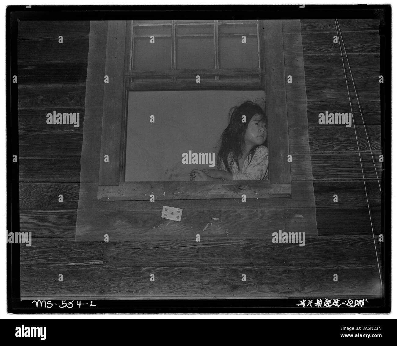 Fille d’un mineur de charbon japonais devant la maison de sa famille dans le projet de logements de la Hudson Coal Company à Sweet mine, Utah. Banque D'Images