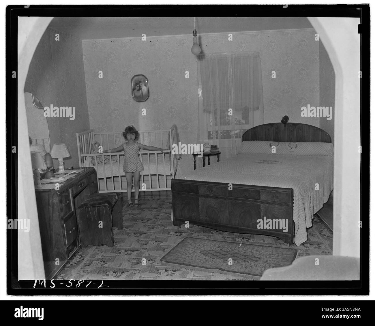 Cette chambre située dans la maison d’un mineur du projet d’habitation de Columbia Steel Company à Columbia, Utah, représente le niveau de vie modeste des travailleurs industriels de la région. Banque D'Images