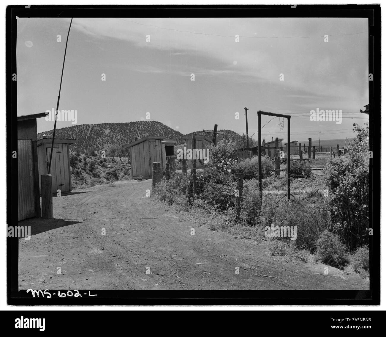 Des jardins d’allée et des prières sont situés derrière des maisons dans le projet de logement de l’entreprise près de la mine Kenilworth dans le comté de Carbon, Utah, mettant en valeur les conditions de vie de base des mineurs. Banque D'Images