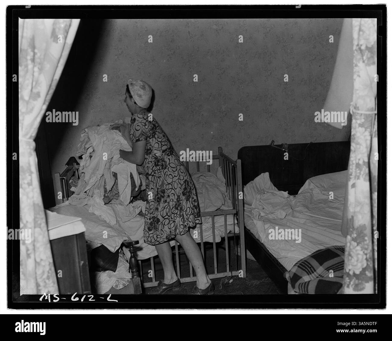 Une photographie d'une chambre bondée dans la maison de Mr. et Mrs. Llewelyn, une famille vivant dans un logement d'entreprise pour mineurs à la Royal mine dans le comté de Carbon, Utah. Banque D'Images
