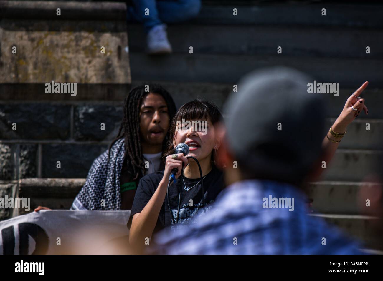 Washington, District de Columbia, États-Unis. 23 mars 2025. Des étudiants, des professeurs et des membres de la communauté se rassemblent sur le campus de l'Université de Georgetown pour demander la libération de Dr Badar Khan Suri, un boursier postdoctoral de la GU qui a été arrêté par des agents de l'immigration pour déportation en raison de son activisme contre la guerre d'Israël à Gaza. Crédit : Tom Hudson/ZUMA Press Wire/ZUMA Wire/Alamy Live News Banque D'Images