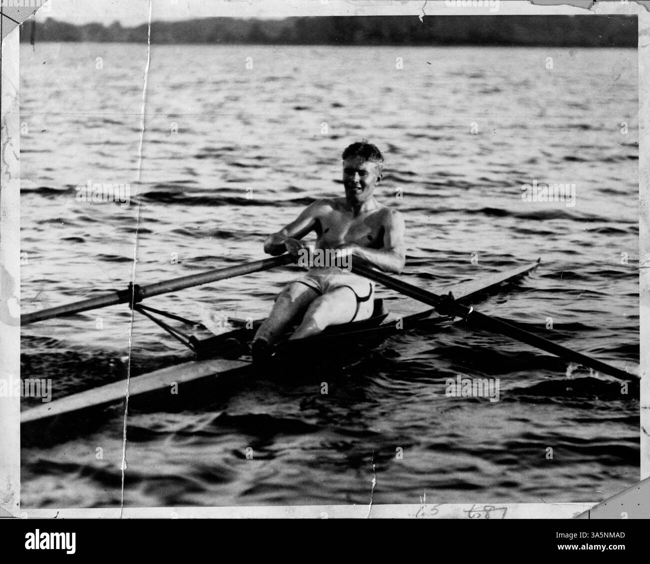 Al Lindley était membre de l'équipe d'aviron de l'Université de Yale qui a remporté le titre mondial aux Jeux Olympiques de 1924 à Paris. Il meurt tragiquement dans un accident d'avion le 22 février 1951, alors qu'il se rendait à un voyage de ski à Aspen, Colorado. Banque D'Images