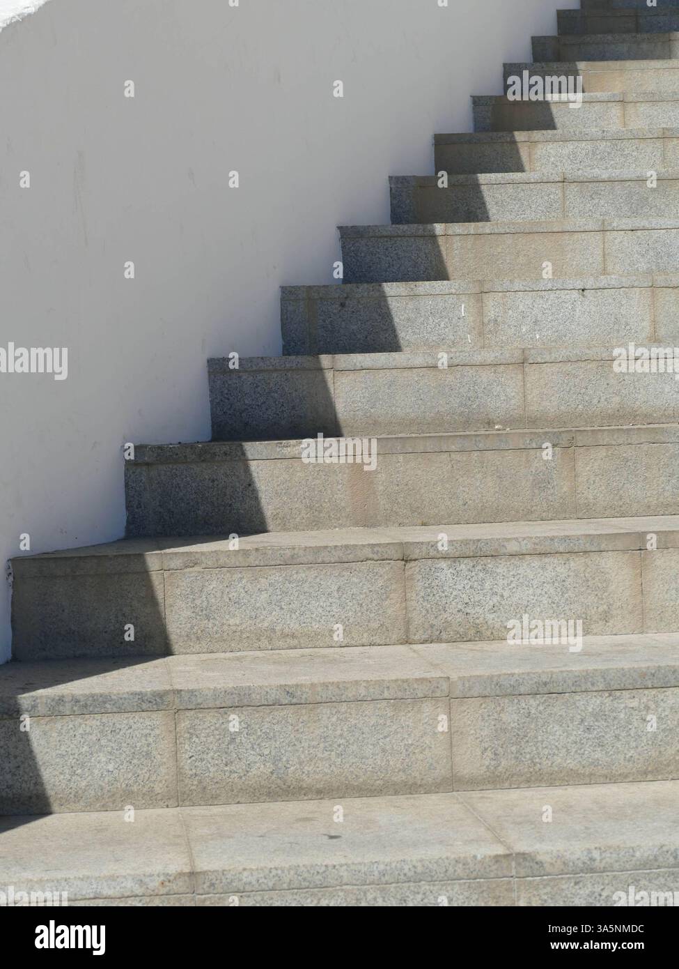 CABO SAN LUCAS, MEXIQUE - APR 29, 2024 - la lumière du soleil projette de fortes ombres sur un escalier de granit par un mur blanc, créant une architecture intéressante Banque D'Images