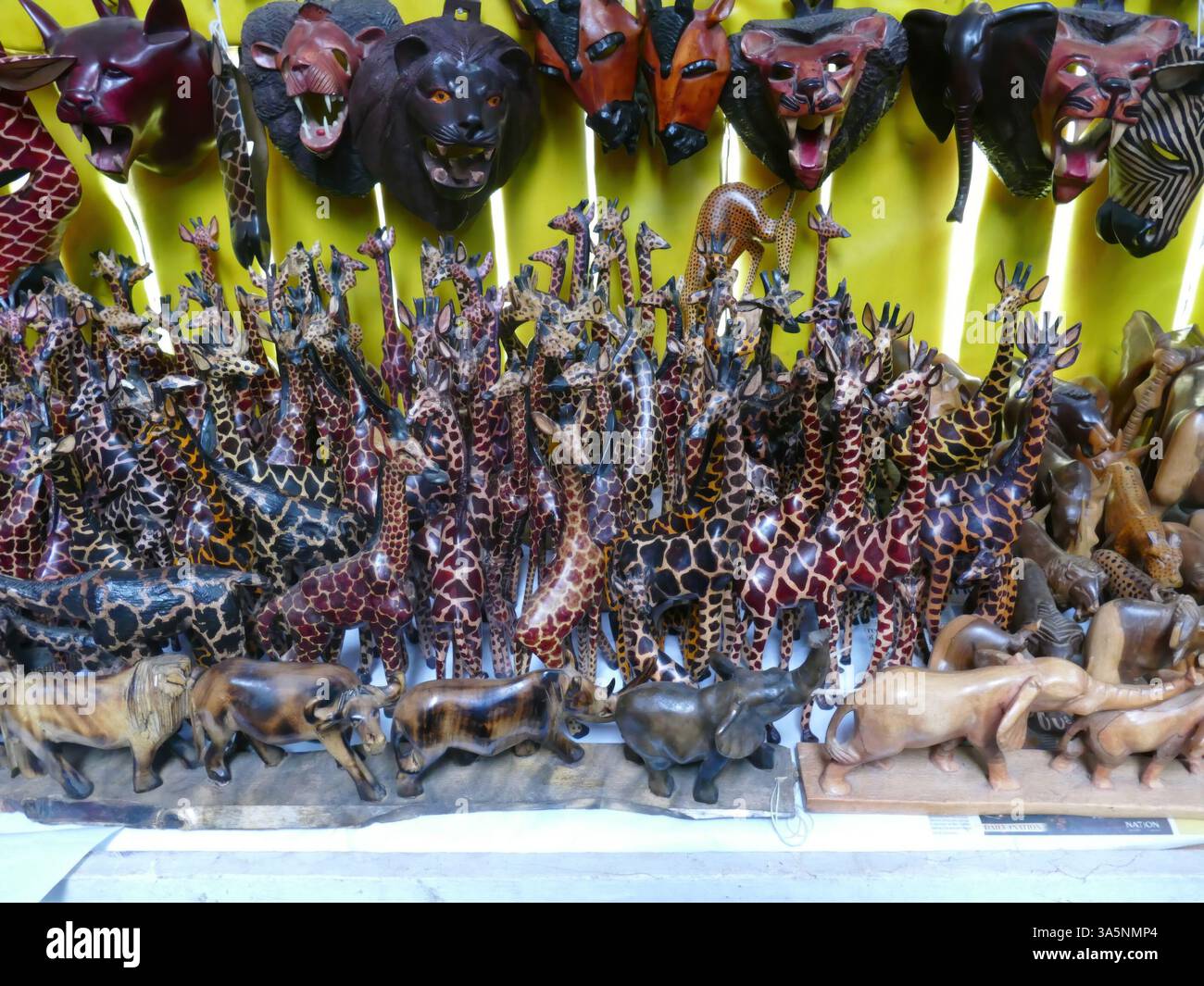 SHABA - LAC Nakaru, KENYA - nov 11,2022 - figurines animales africaines en bois vibrantes alignées sur le stand du marché, mettant en valeur la diversité de la faune safari en h. Banque D'Images