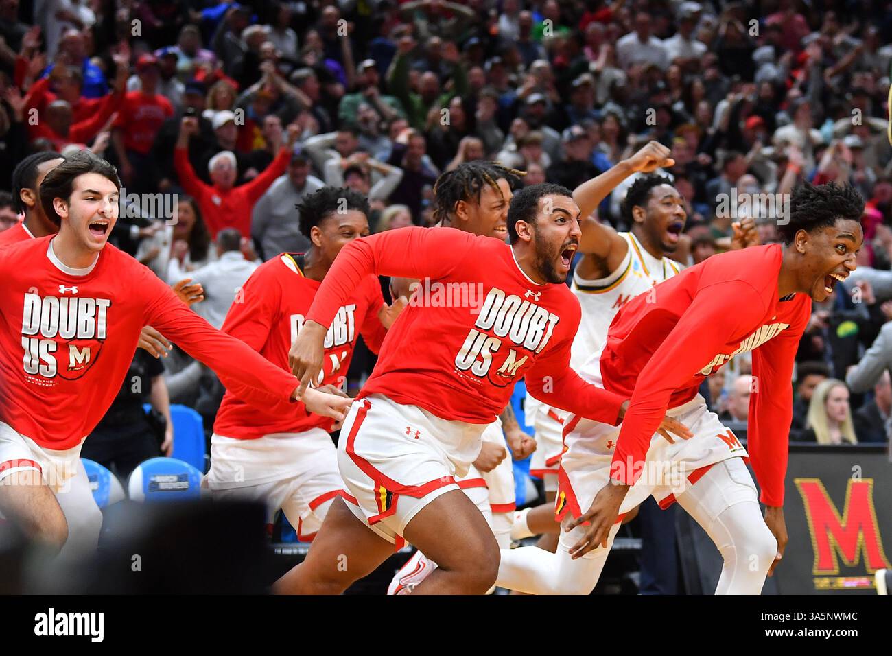 Cleveland, Ohio, États-Unis. Seattle, WA, États-Unis. 23 mars 2025. Les joueurs du Maryland quittent le banc en fête alors que le centre des Terrapins du Maryland Derik Queen (25) frappe un buzzer pour envoyer les Terrapins au Sweet 16 lors du match de basket-ball de deuxième tour de la région ouest de la NCAA entre les Rams de l'État du Colorado et les Terrapins du Maryland à Seattle, WA. Le Maryland bat Colorado State 72-71. Steve Faber/CSM (image crédit : © Steve Faber/Cal Sport Media). Crédit : csm/Alamy Live News Banque D'Images