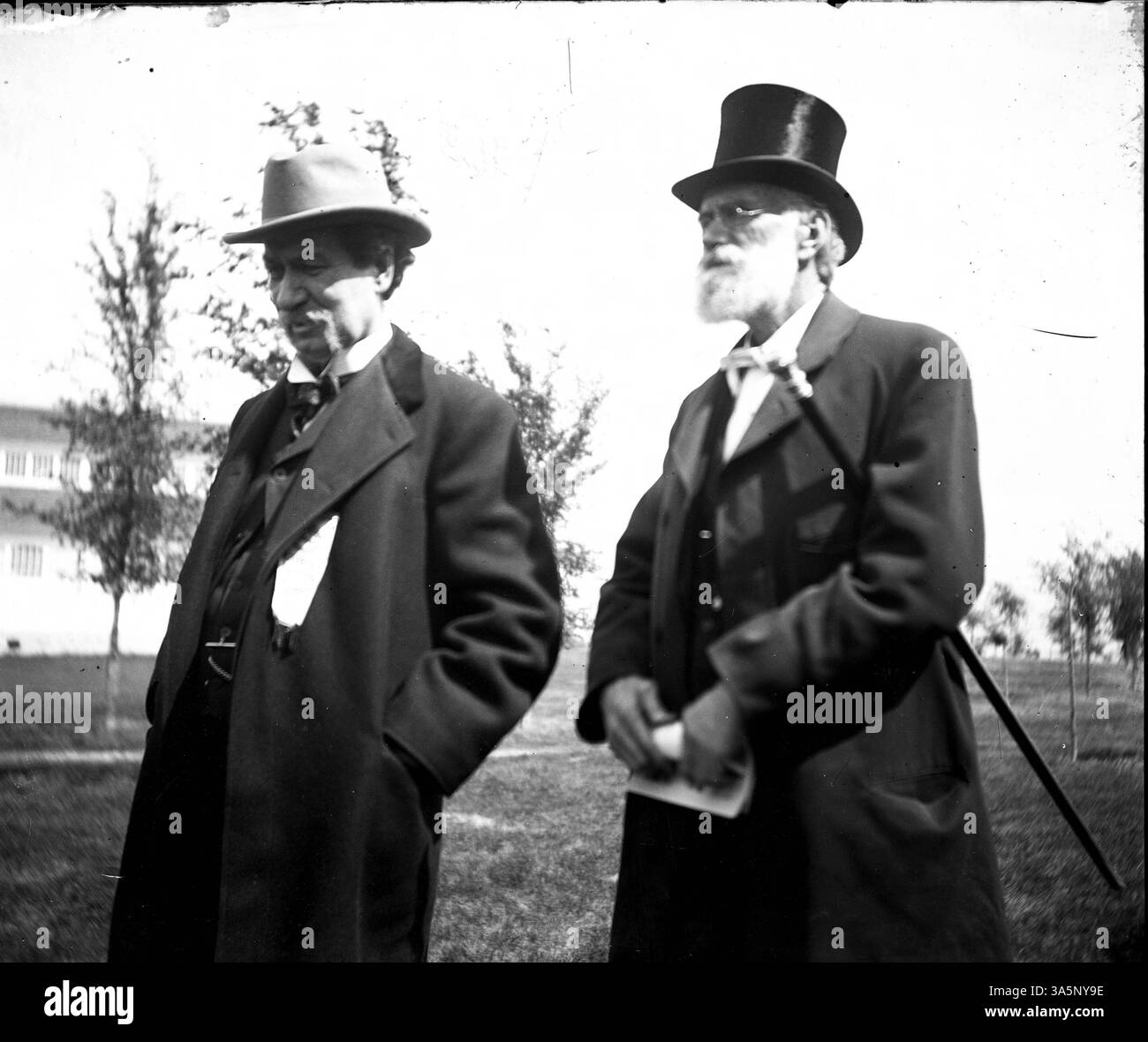 Alonzo H. Beal, un photographe renommé, et R. J. Mendenhall, un banquier et fleuriste à Minneapolis, sont capturés marchant ensemble. Mendenhall est reconnu pour son travail dans les secteurs bancaire et floral, tandis que Beal est célèbre pour sa photographie. Banque D'Images