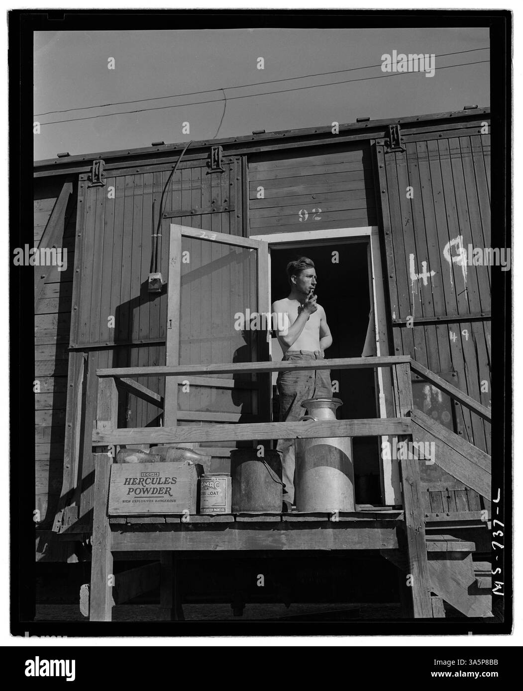 Le mineur Patsy Howard se tient sur le porche de sa maison de box-car dans le projet de logement de l'entreprise de la mine Reliance de l'Union Pacific Coal Company à Reliance, dans le comté de Sweetwater, Wyoming. Banque D'Images