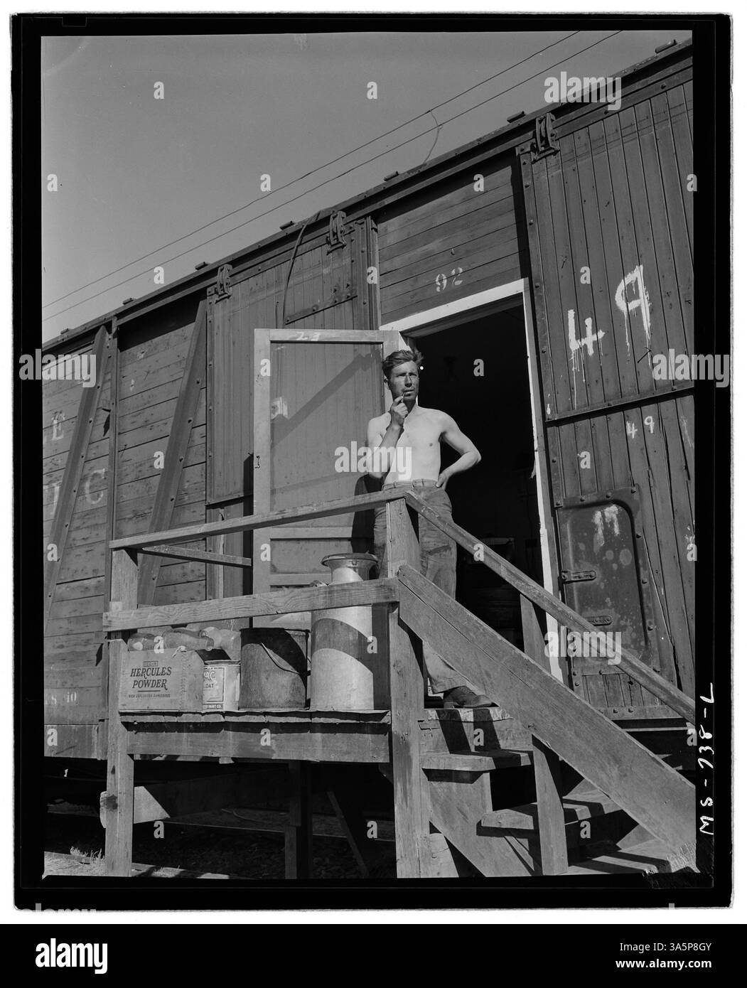 Patsy Howard, un mineur, est photographié debout sur le porche de sa maison de box-car dans le projet de logement de l'entreprise à la mine Reliance de l'Union Pacific Coal Company dans le comté de Sweetwater, Wyoming. Banque D'Images