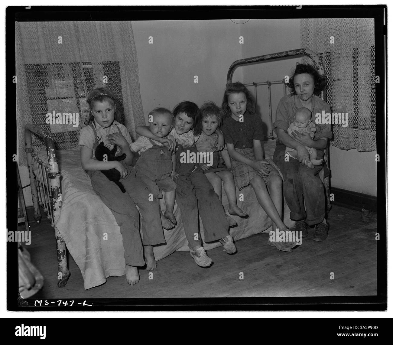 La famille du mineur Charles B. Lewis est montrée dans la chambre avant de leur maison dans un projet de logement de la compagnie près de la mine Winton de l'Union Pacific Coal Company, Wyoming. Cette image historique fait partie de la collection des Archives nationales. Banque D'Images