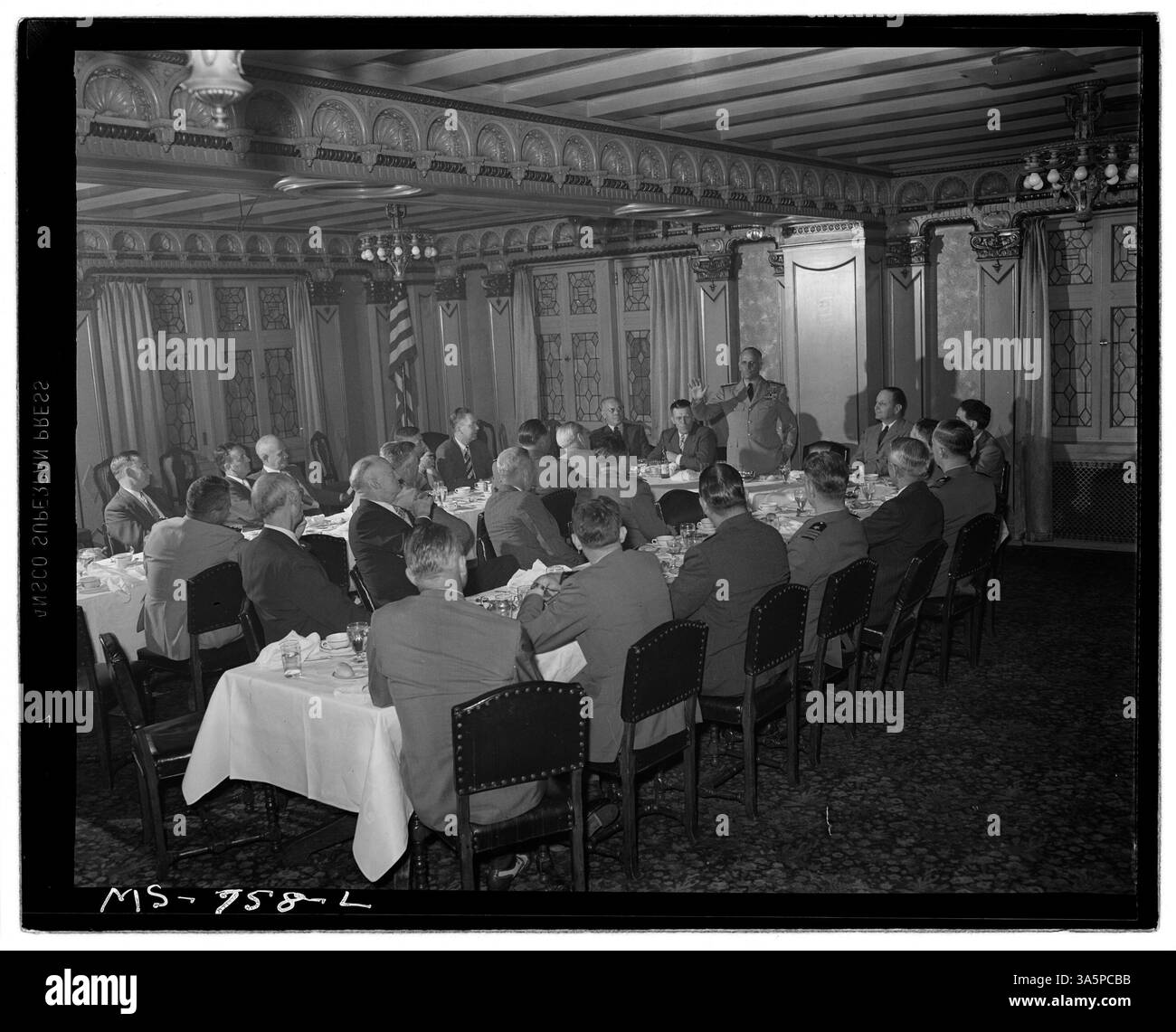 Le contre-amiral Joel T. Boone prend la parole lors d'un déjeuner pour le Medical Survey Group, organisé par la Coal Operators Association à Kansas City, Missouri. Banque D'Images
