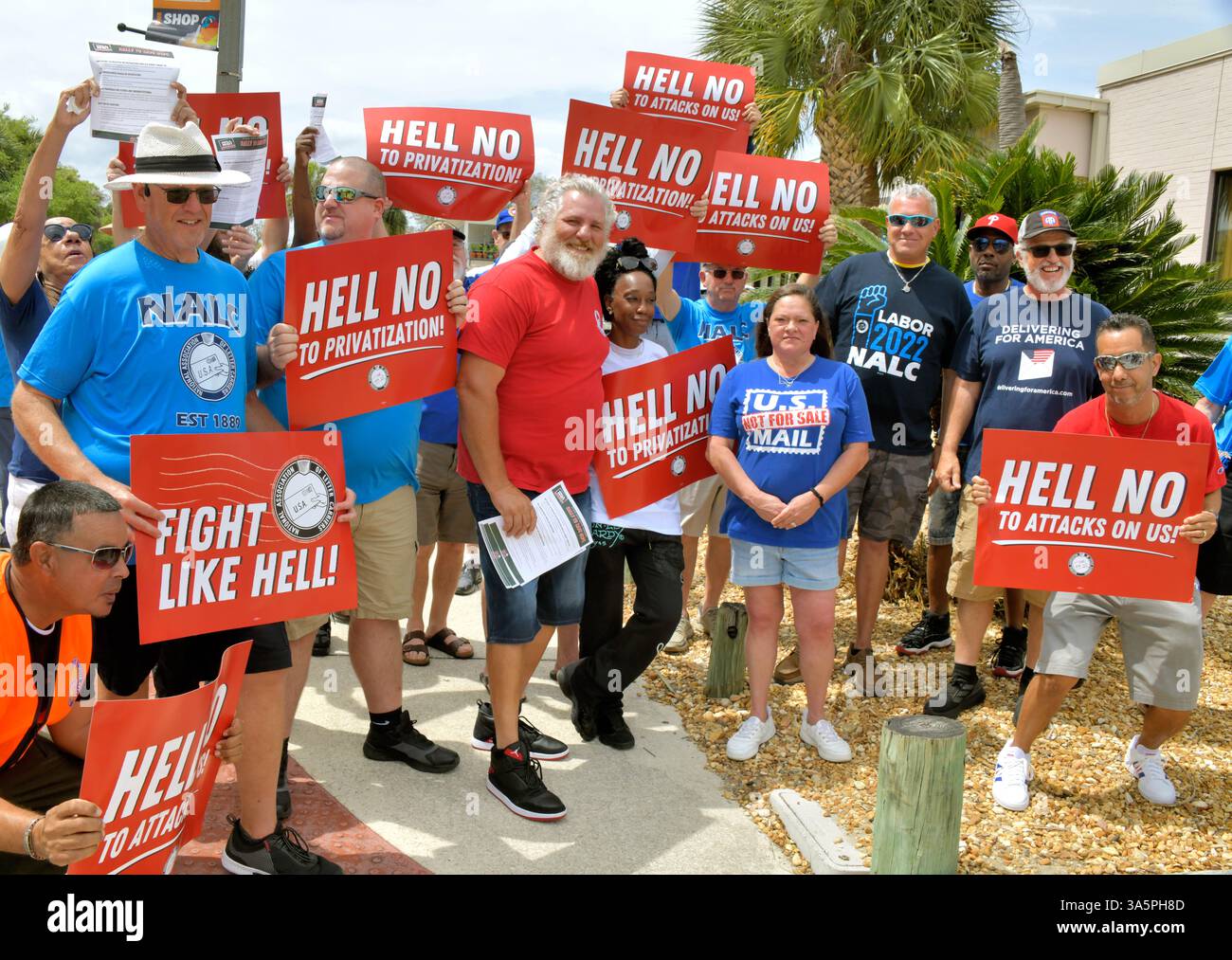 Melbourne, comté de Brevard, Floride. ÉTATS-UNIS. 23 mars 2025 « Hell No » était le slogan sur le devant des panneaux rouges alors que les membres de la National Association of Letters Carriers (NALC) protestaient devant le bureau de poste de Melbourne et les rues environnantes. Les 295 000 membres actifs et retraités de la NALC ont un message à transmettre : Hands off the postal Service. Crédit photo : Julian Leek/Alamy Live News Banque D'Images