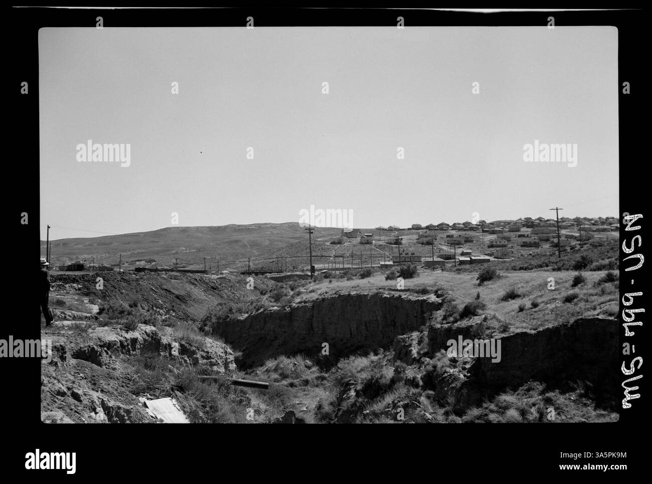 L'image montre les eaux usées brutes qui se déversent d'une conduite de fer dans une maison du camp minier de Kleen Fyre, qui fait partie des opérations de Rock Springs Fuel Company près de Superior, Wyoming. Il capture également les ordures et les ordures accumulées dans la zone. Banque D'Images