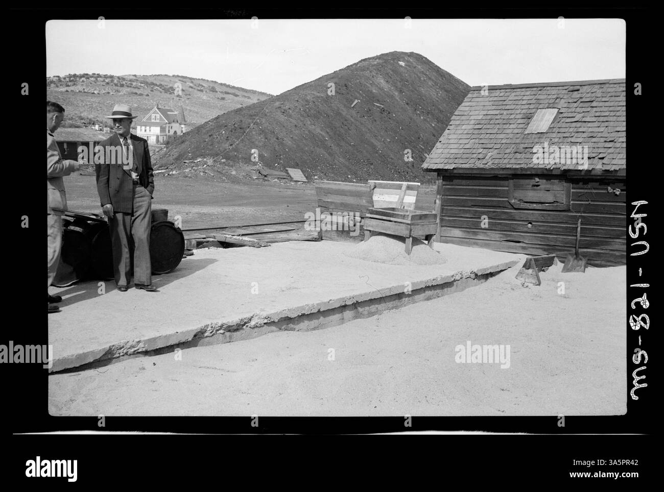 Le surintendant de la mine Winton de l'Union Pacific Coal Company se dresse sur le toit d'une citerne en béton, où l'eau est stockée pour la communauté minière de Winton. La potabilité de l'eau n'a pas été testée. Banque D'Images