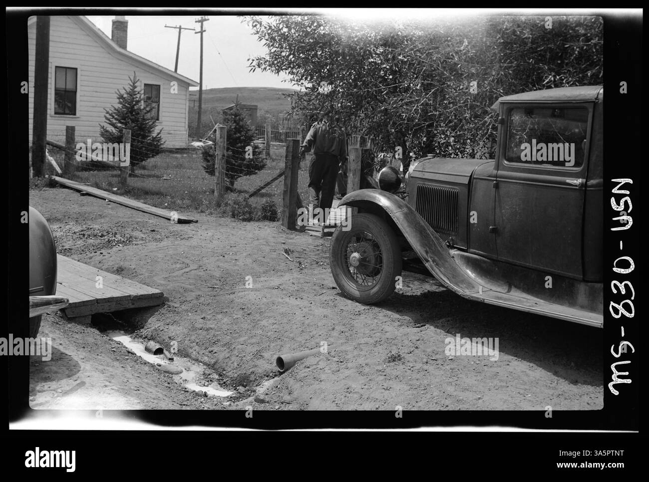 Un tuyau déversant de l'eau sale dans un fossé de rue à Frontier, Wyoming, comté de Lincoln, non autorisé par la société, comme rapporté par le propriétaire de la maison dont le puits débordait. Banque D'Images